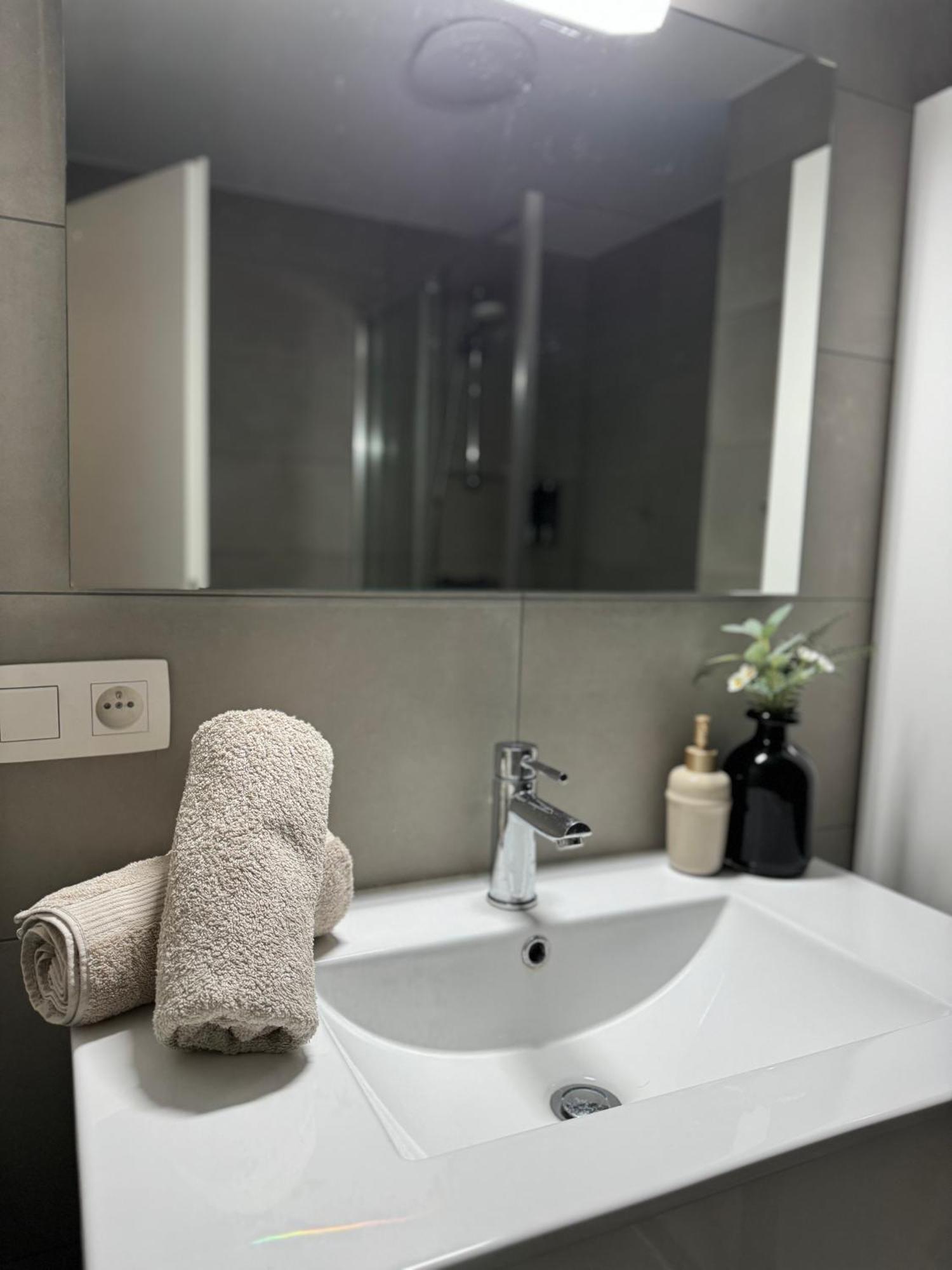 Апартаменты Liege Luxe & Jacuzzi Sous Les Etoiles Сен-Никола Экстерьер фото